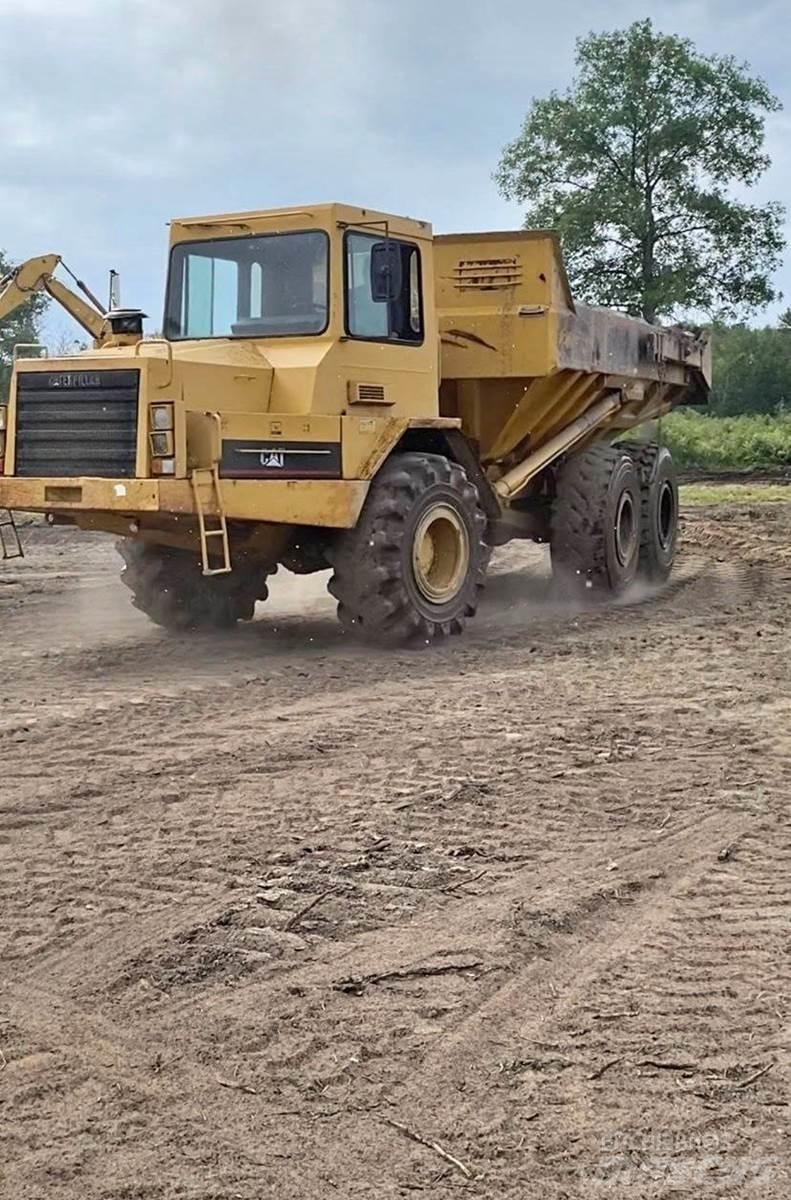 CAT D250B Dumper - Knickgelenk