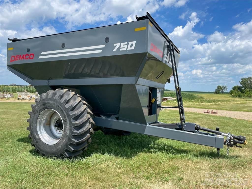 Demco 750 Getreideanhänger