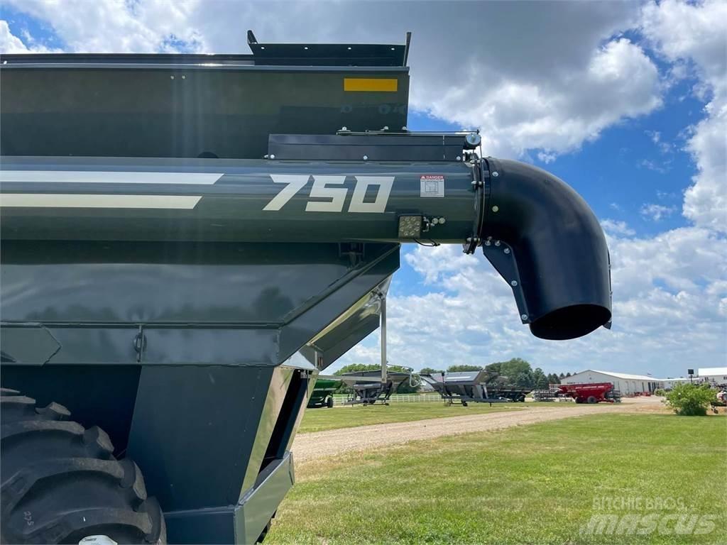 Demco 750 Getreideanhänger