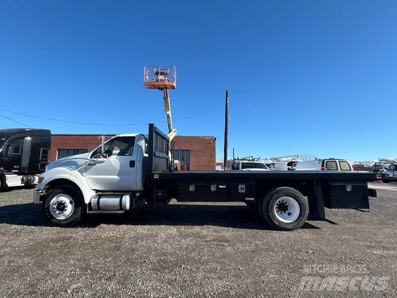 Ford F-750 Pritschenwagen/Pritschenwagen mit Seitenklappe