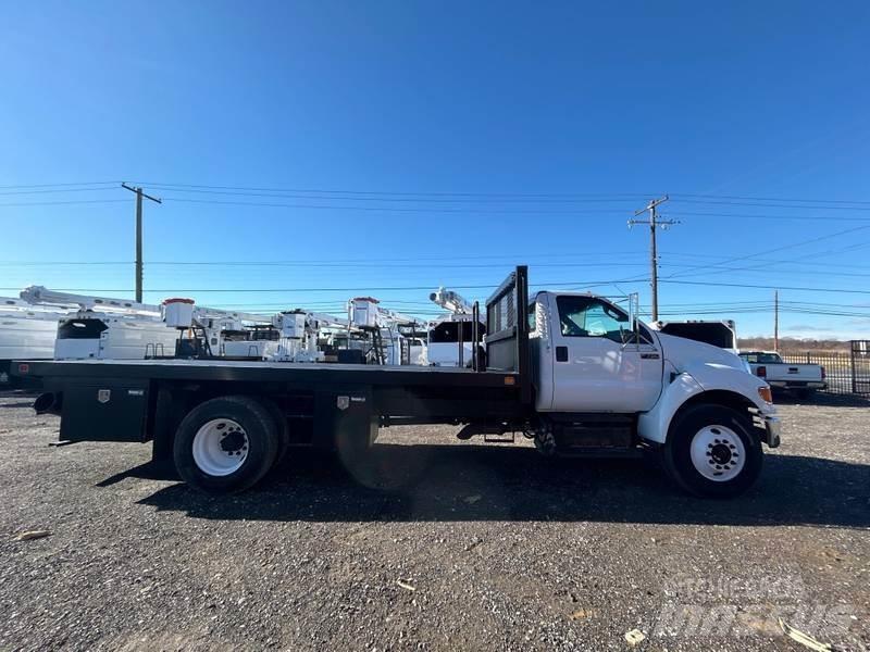 Ford F-750 Pritschenwagen/Pritschenwagen mit Seitenklappe