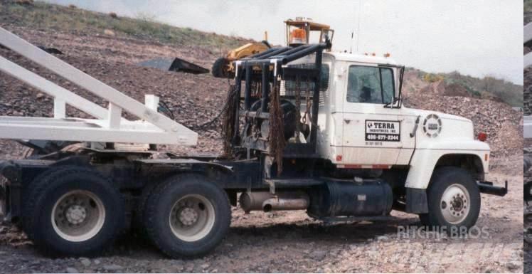 Ford LT9000 Pritschenwagen mit Seilwinde