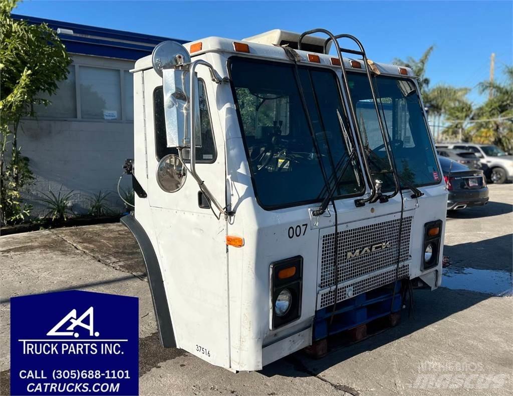 Mack LE613 Transport Sonstige