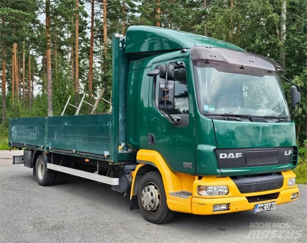 DAF LF 45.220 Pritschenwagen/Pritschenwagen mit Seitenklappe