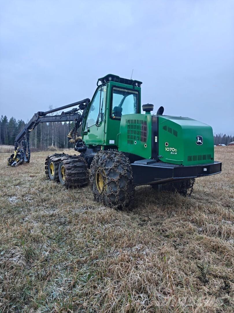 John Deere 1070 D Harvester
