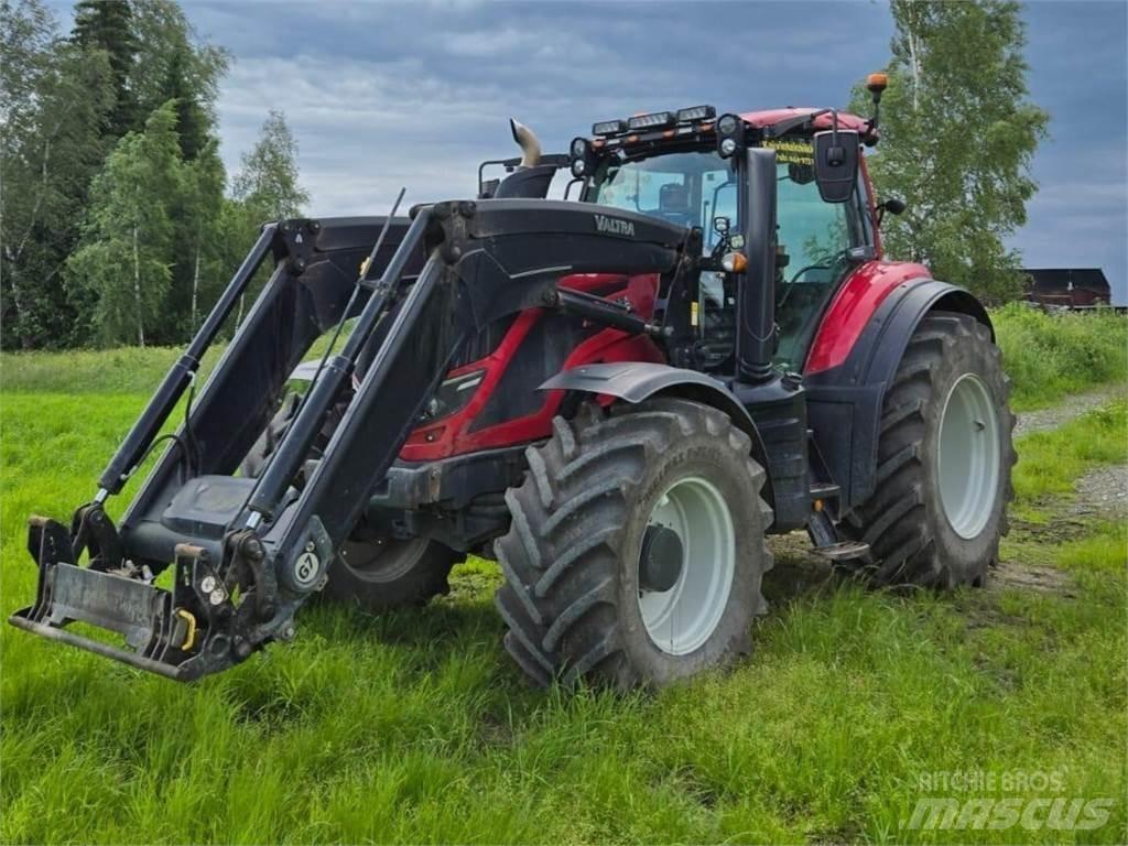 Valtra T144 Versu Traktoren