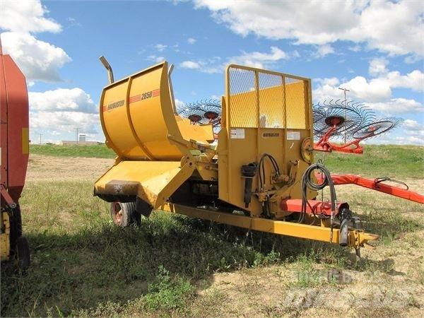 Haybuster 2650 Ballenschredder, -schneider und -wickler
