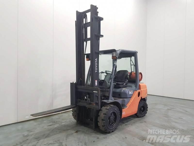 Toyota 8FGF30 LPG heftrucks