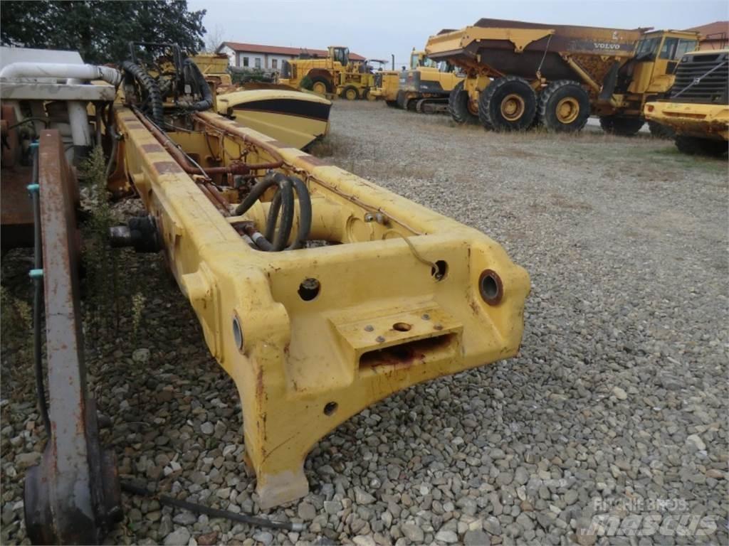 CAT 323D Chassis