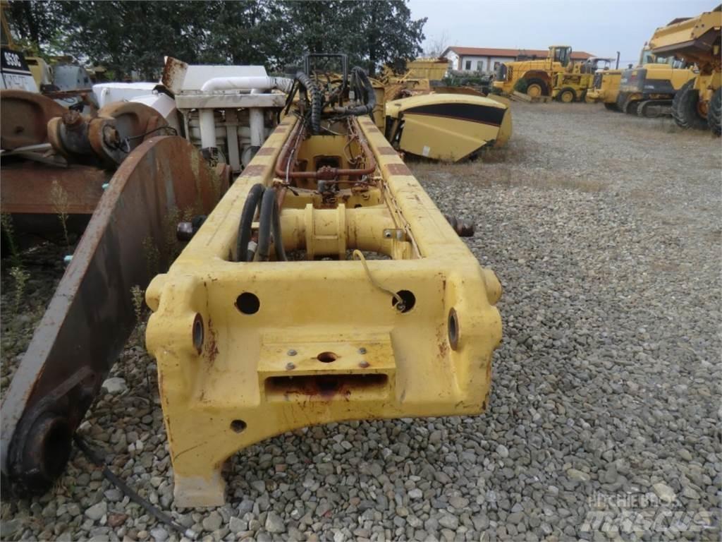 CAT 323D Chassis