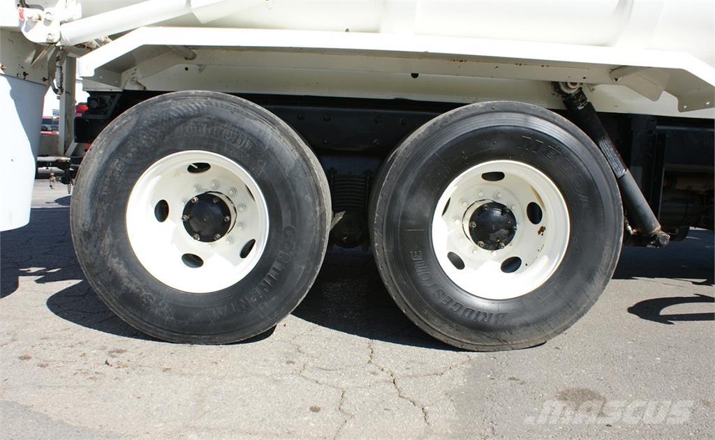 Mack LEU613 Müllwagen