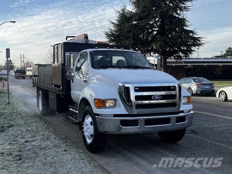 Ford F-750 Pritschenwagen/Pritschenwagen mit Seitenklappe