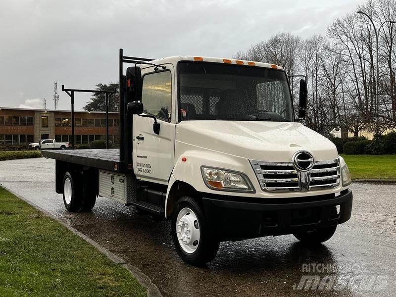 Hino 155 Pritschenwagen/Pritschenwagen mit Seitenklappe