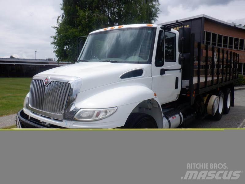 International 4400 Pritschenwagen/Pritschenwagen mit Seitenklappe