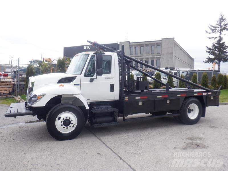 International 7300 Pritschenwagen/Pritschenwagen mit Seitenklappe