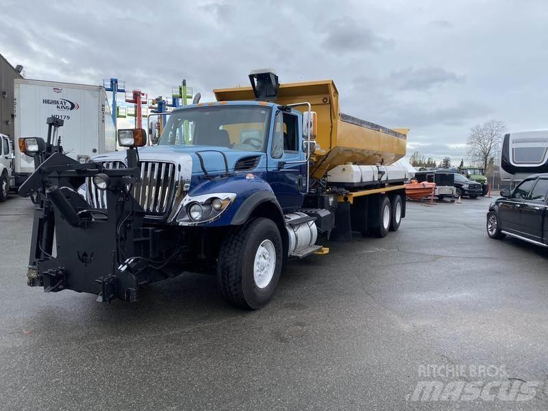 International 7400 Schneeschilde und -pflüge