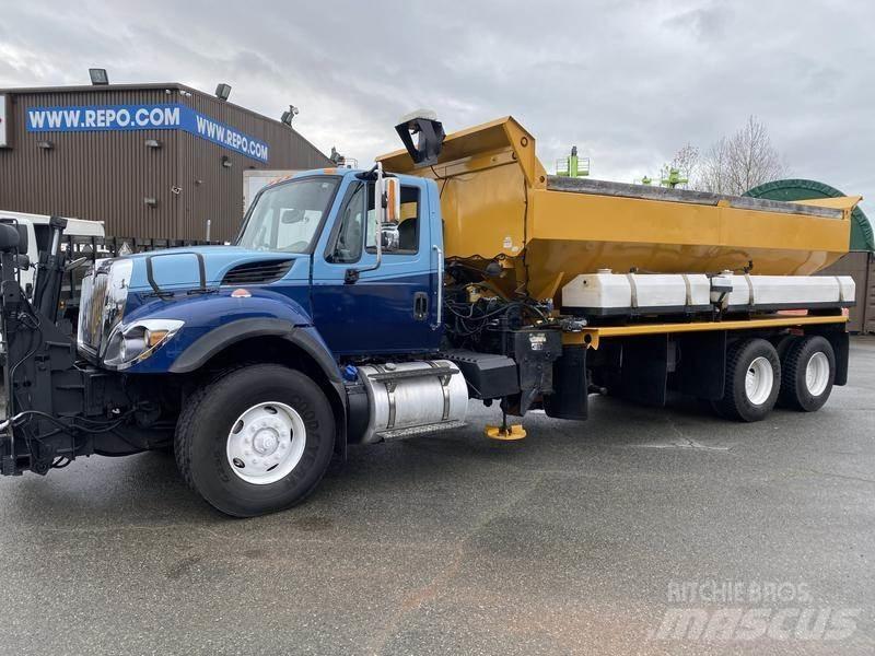 International 7400 Schneeschilde und -pflüge