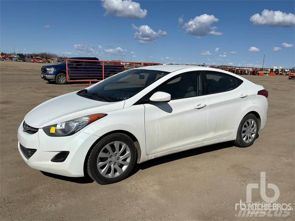 Hyundai ELANTRA PKWs