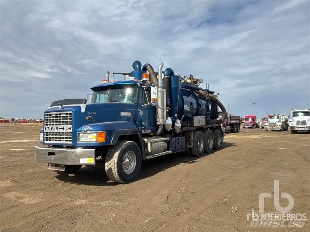 Mack CL713 Saug- und Druckwagen