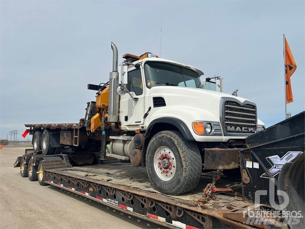 Mack CV713 Kranwagen