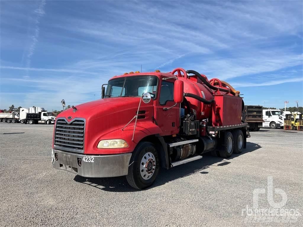Mack CX613 Saug- und Druckwagen