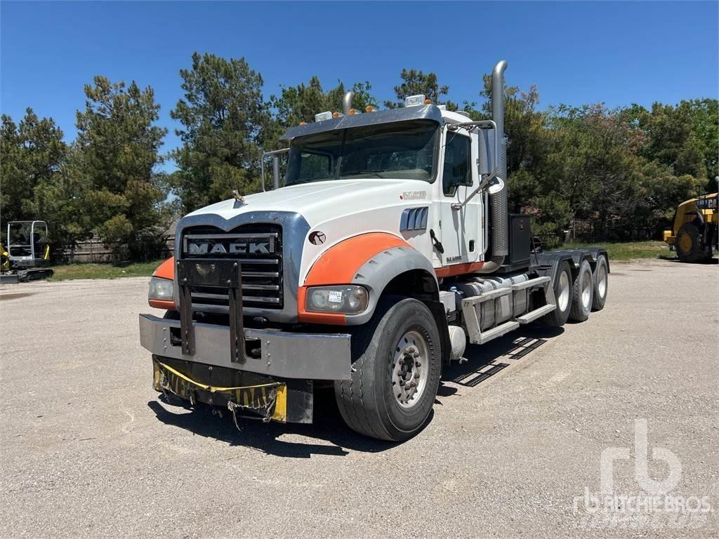 Mack GU713 Pritschenwagen mit Seilwinde
