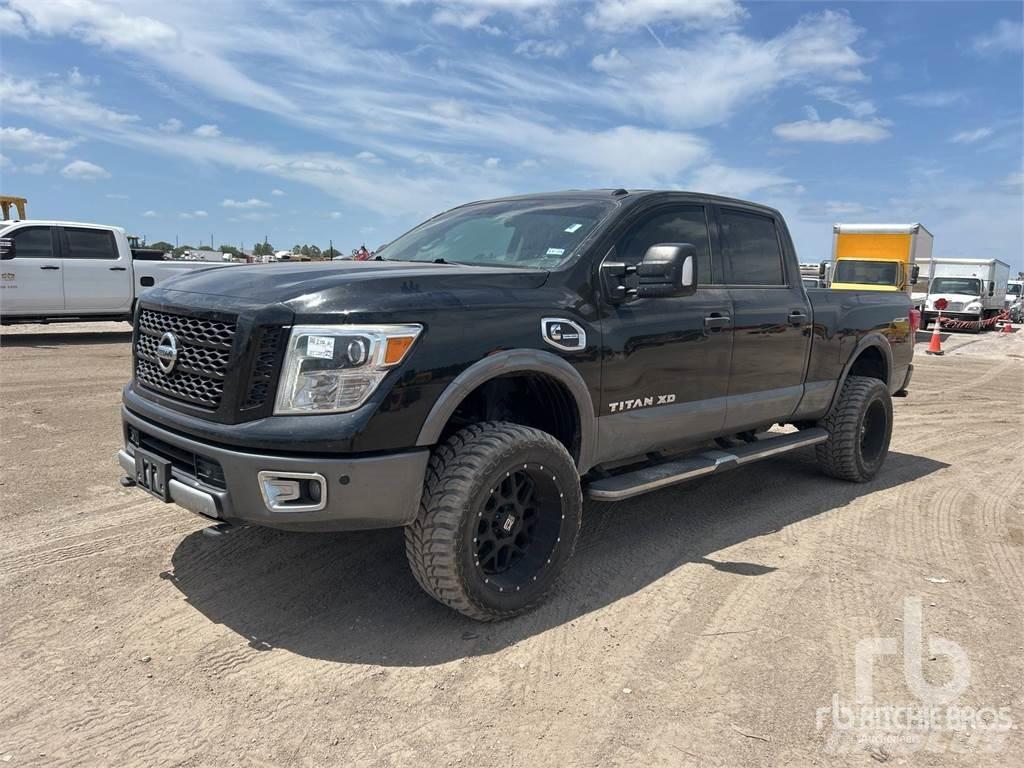 Nissan TITAN Pickup/Pritschenwagen