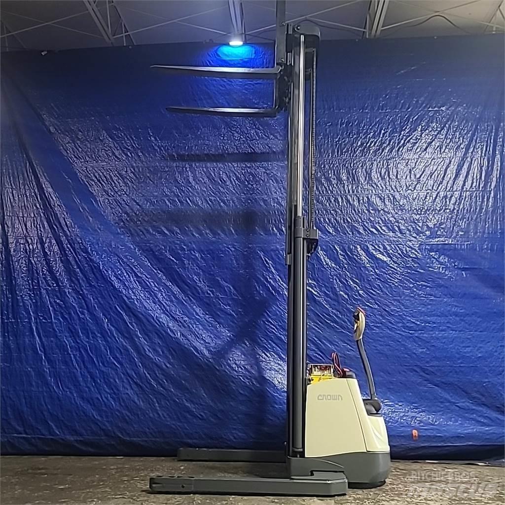 Crown SX3000-40 Zelfrijdende stapelaars