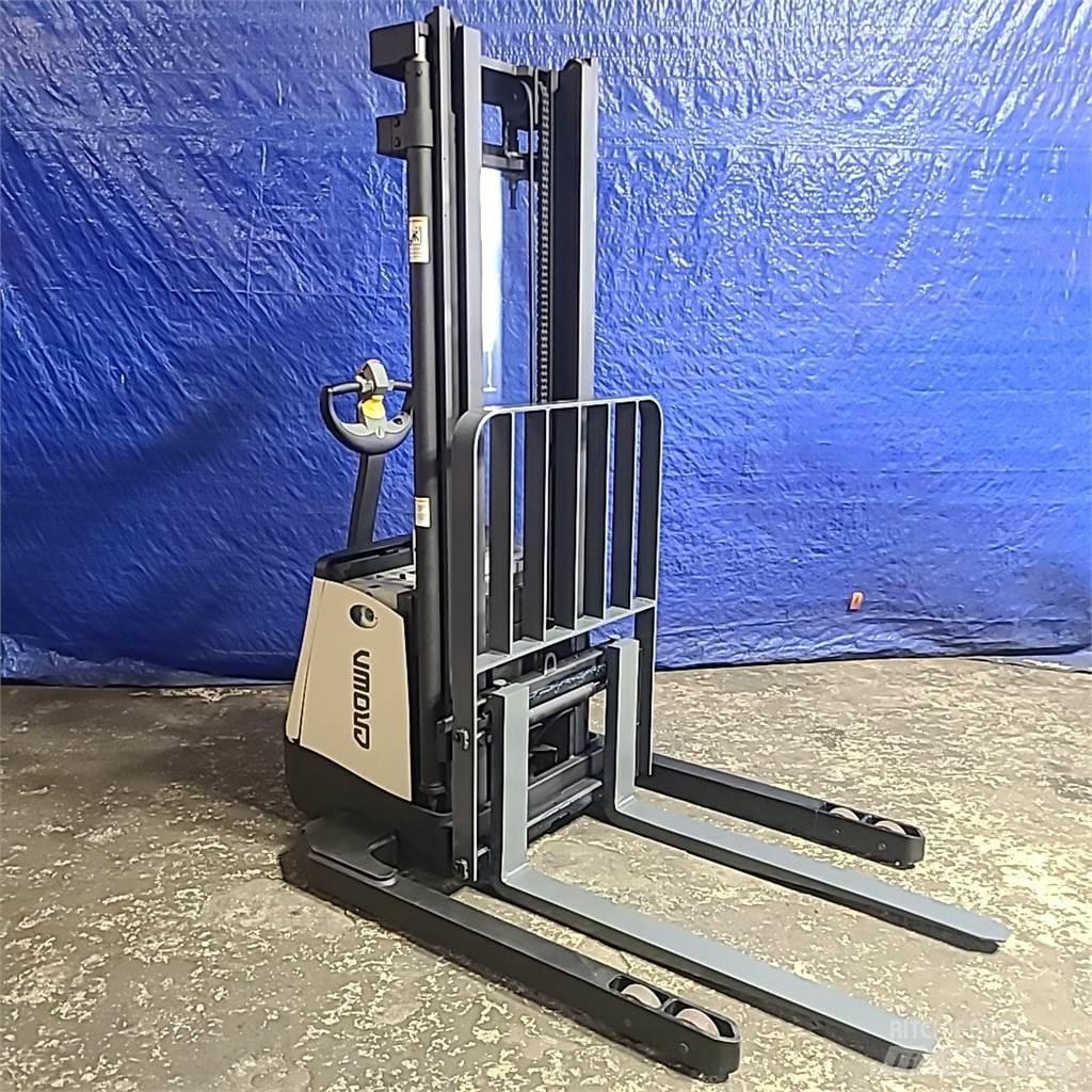 Crown SX3000-40 Zelfrijdende stapelaars