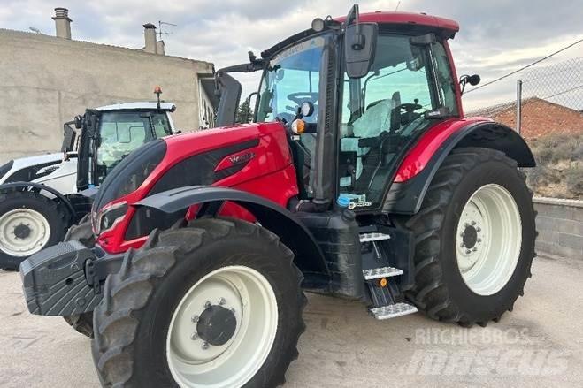 Valtra N135A Traktoren