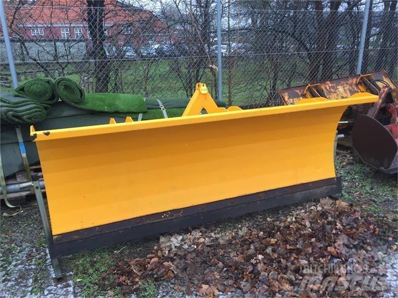 FM 2,5M Schneeschilde und -pflüge