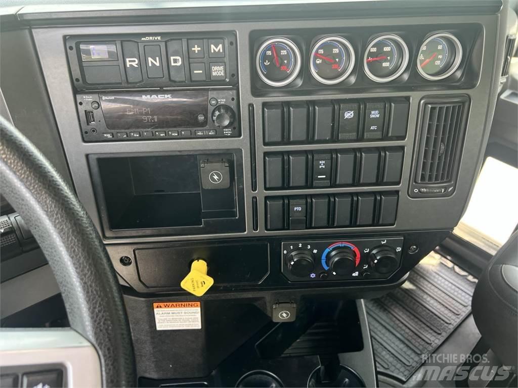 Mack GR64BR Andere Fahrzeuge