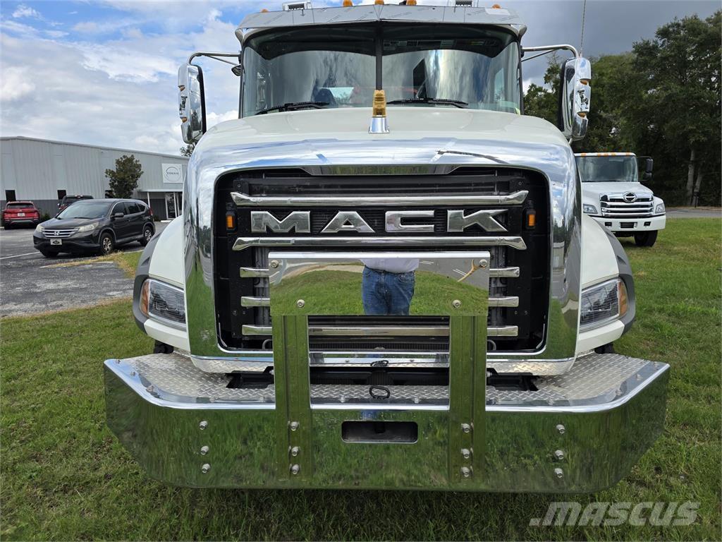 Mack GR64BR Kipper