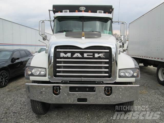 Mack GR64F Kipper