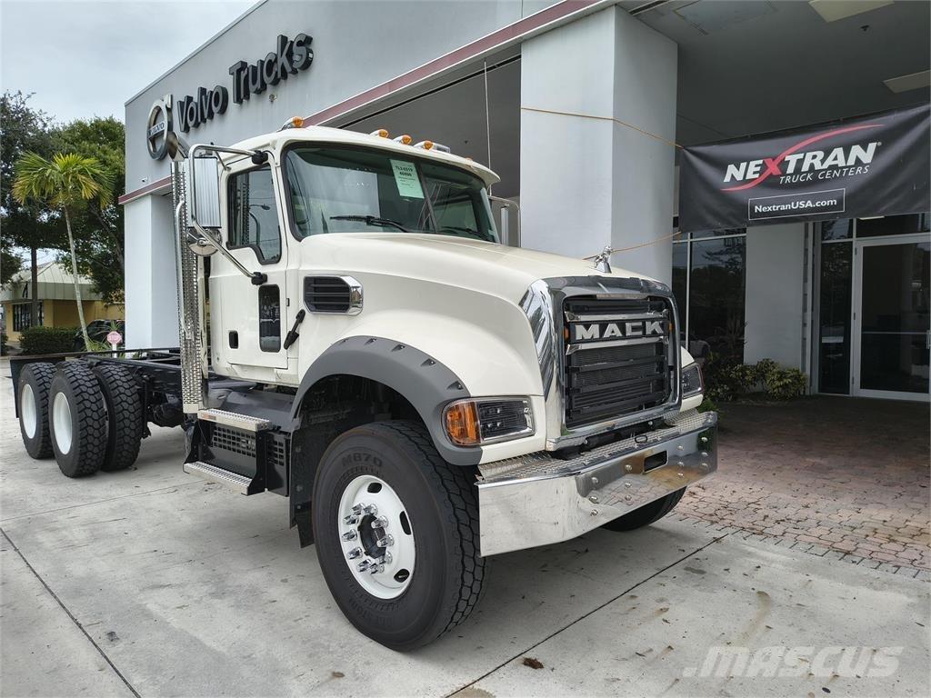 Mack GR64F Sonstige Forstmaschinen