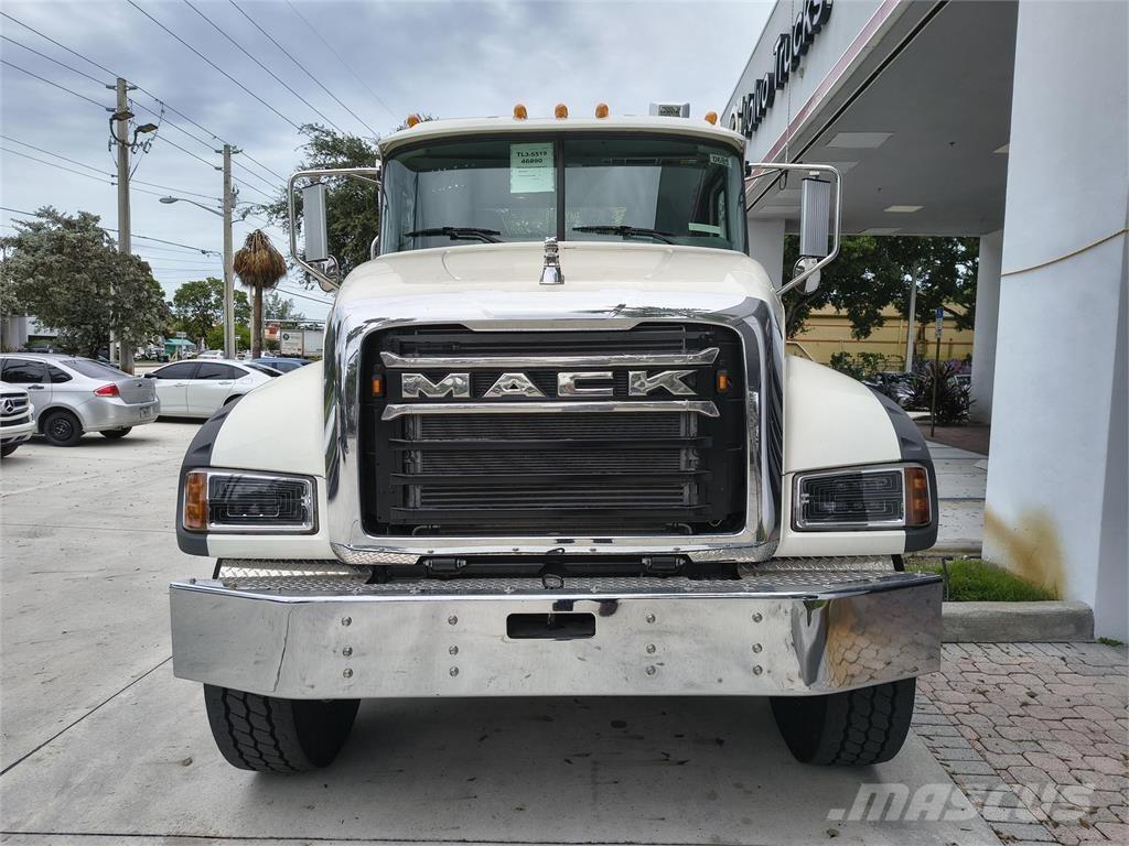 Mack GR64F Sonstige Forstmaschinen