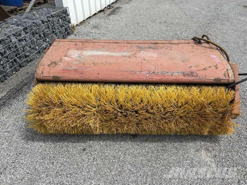  AUTRE 1700mm Kehrmaschine