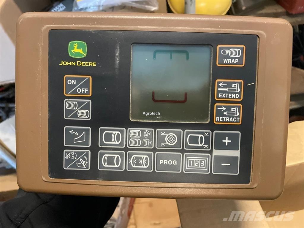 John Deere V451M Rundballenpressen