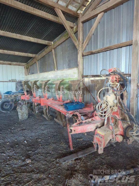 Kuhn VM 180 Konventionelle Pflüge