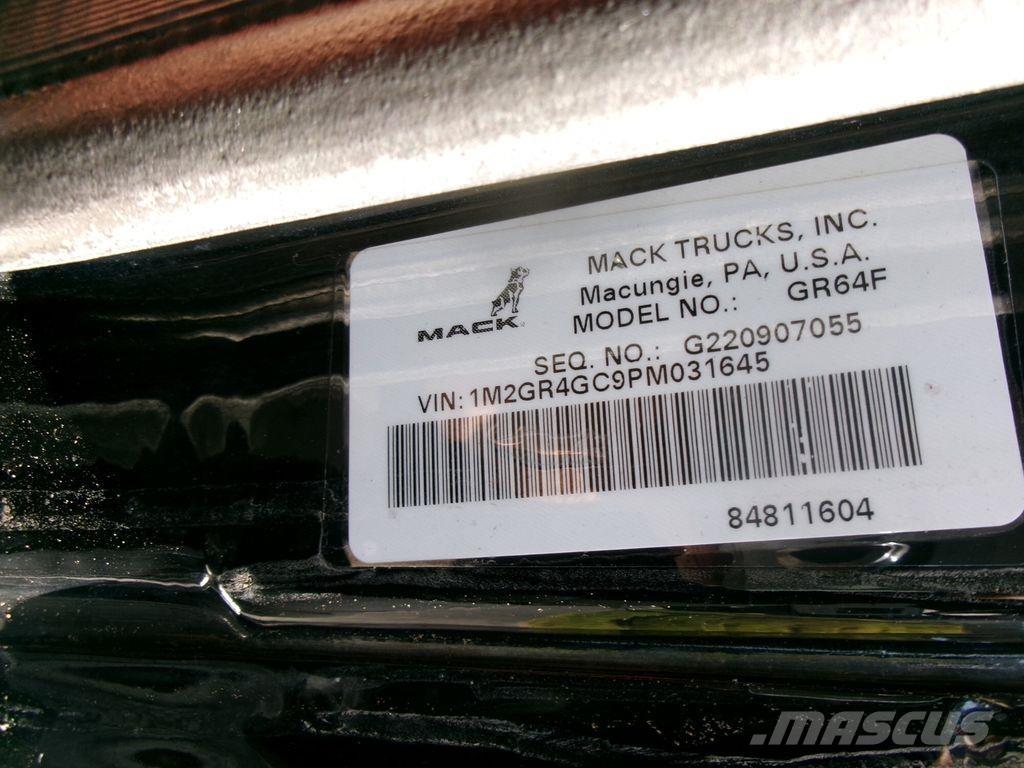 Mack GR64F Kipper