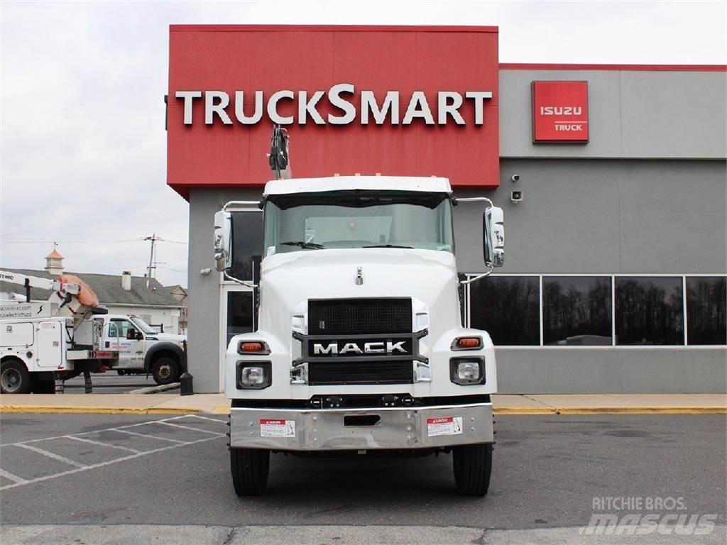 Mack MD6 Kranwagen