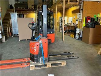BT SWE080L Electric forklift