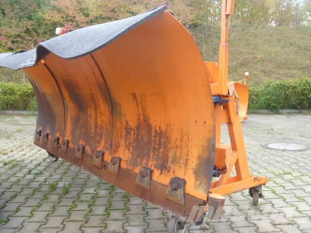 Unimog Schneepflug - Schneeschild Beilhack PV28-3 Schneeschilde und -pflüge