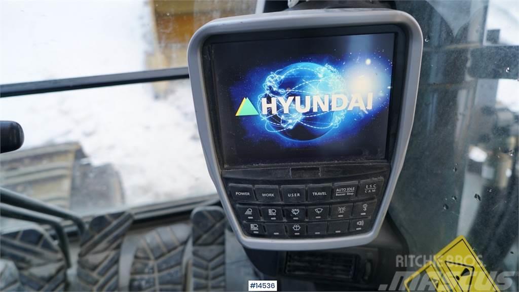 Hyundai HX520L digger w/ bucket. Raupenbagger
