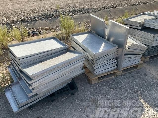  Quantity of Aluminum Trays Andere